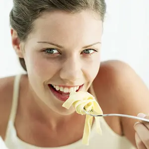 ragazza-mangia-pasta300