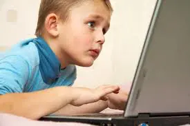 Tropper-ore-davanti-al-pc-per-gli-adolescenti