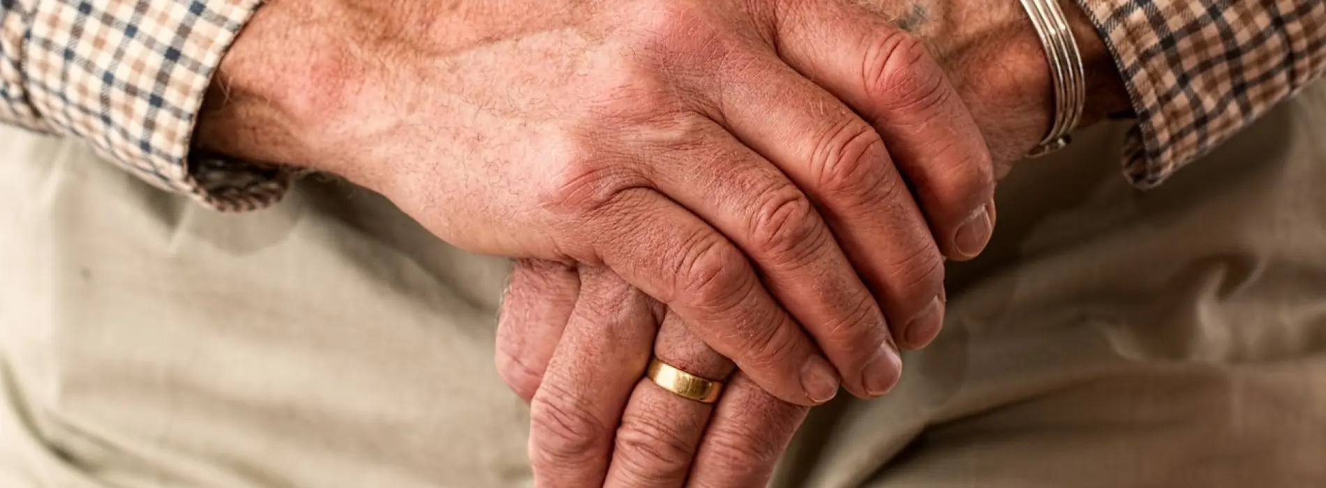 hands-981400_1280-1900x700_c