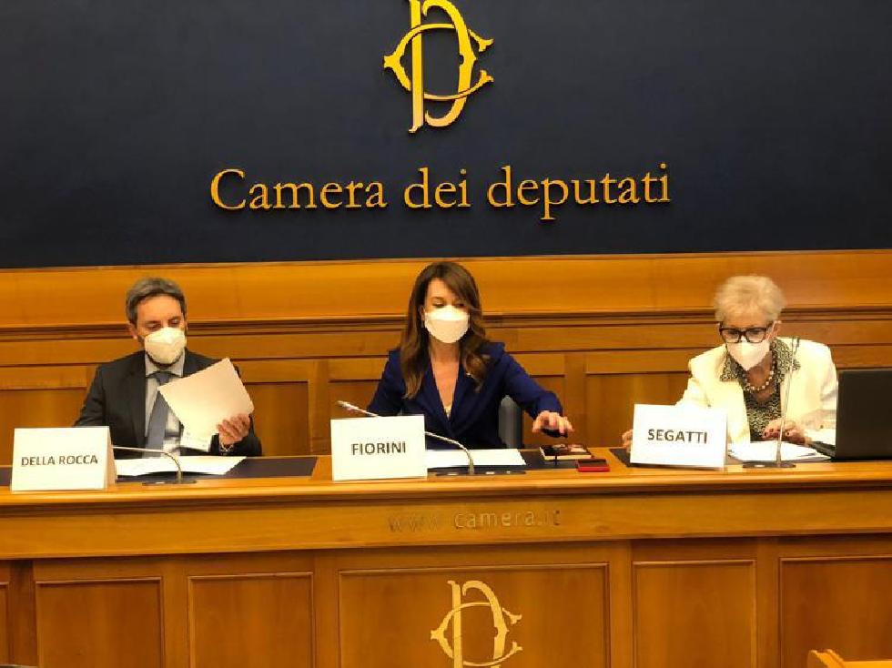 Tumori: Segatti, ‘politica sensibile a problemi donne in terapia oncologica’