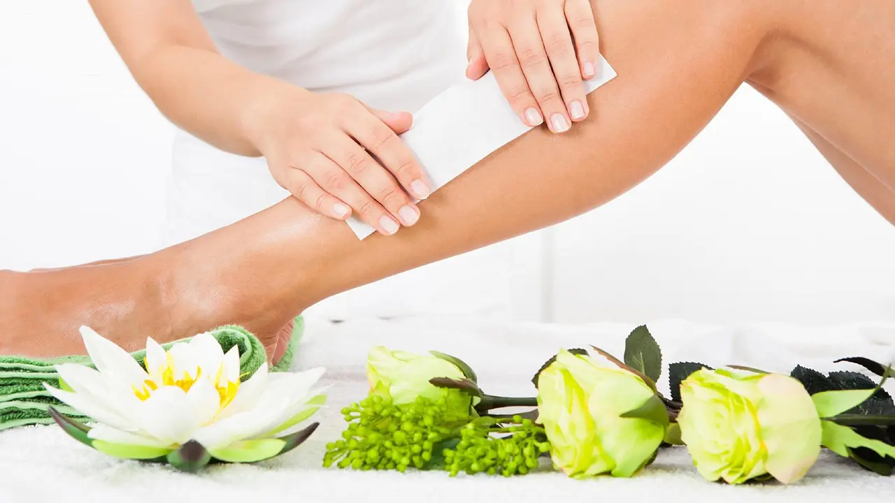 La pasta di zucchero si rimuove facilmente con acqua, senza residui o necessità di oli.