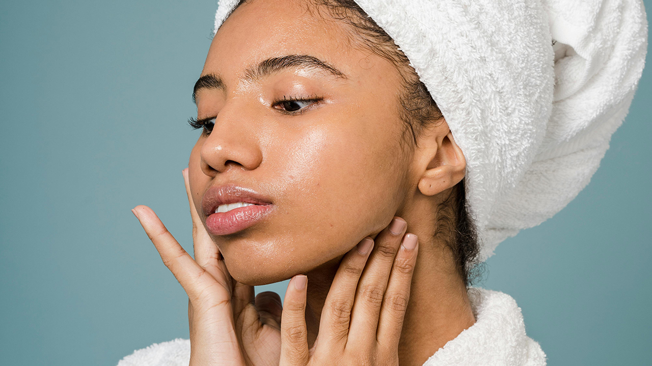 Ginnastica facciale: 5 esercizi per tonificare il viso