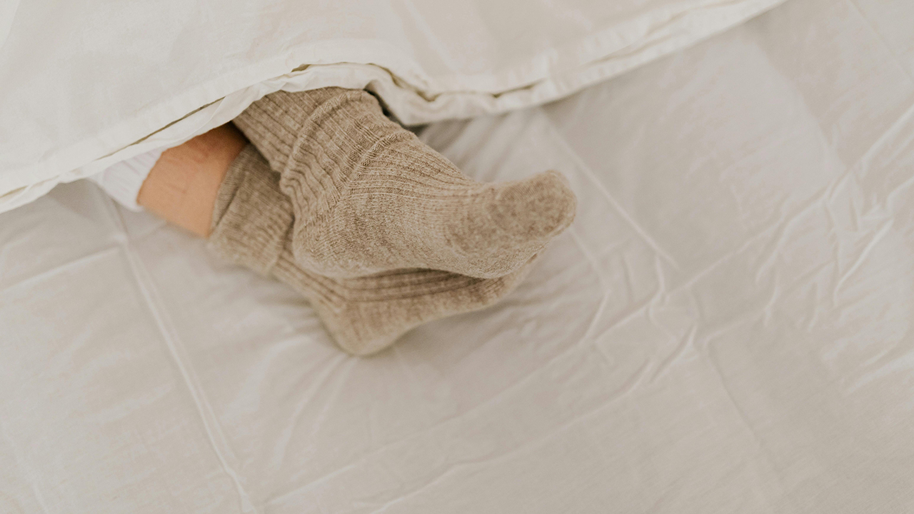 Dormire con i calzini: fa bene o male? Cosa dice la scienza sul sonno