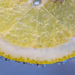bere acqua e limone al mattino
