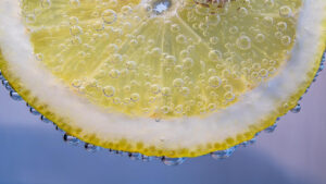 bere acqua e limone al mattino