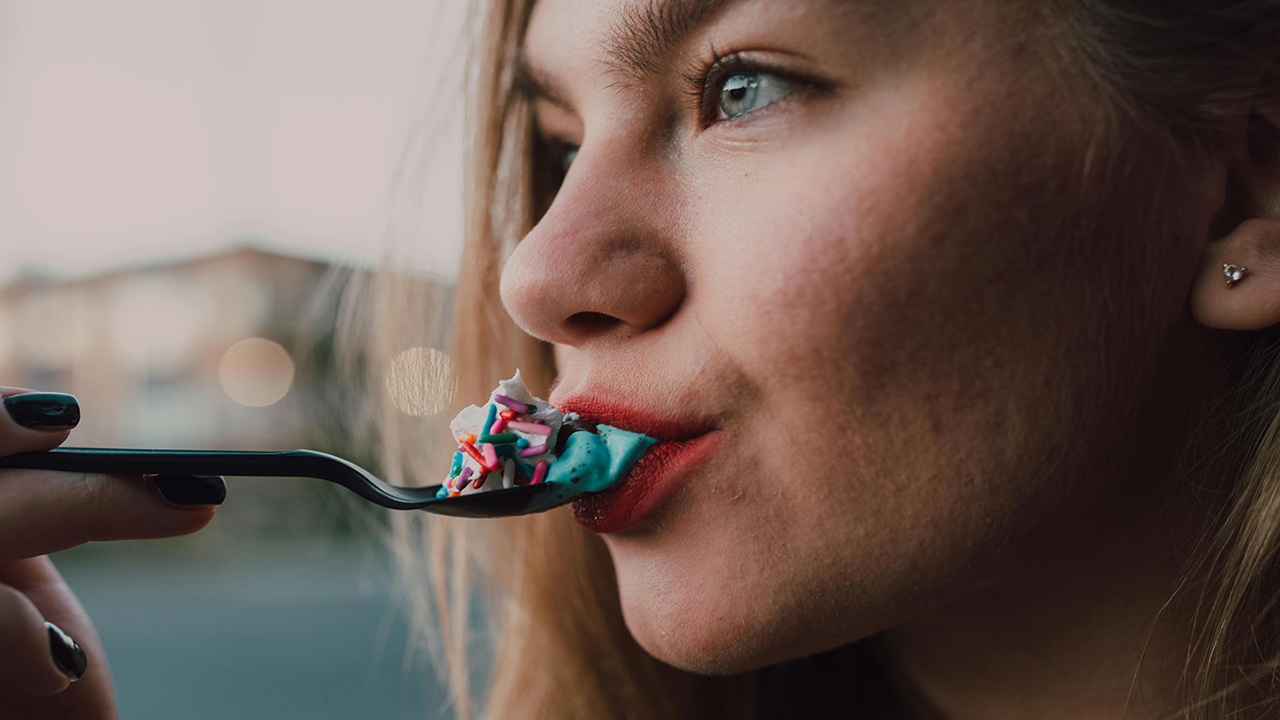 Fame nervosa la sera: perché viene e 5 consigli pratici per fermarla