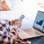 Combattere la sedentarietà è possibile con questi esercizi postura PC da fare in ufficio. Una guida pratica per eliminare subito il dolore a collo e schiena