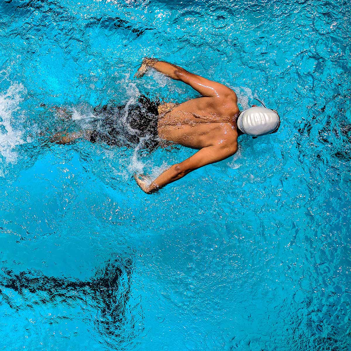 Nuoto e mal di schiena: perché fa bene e quali stili scegliere per la salute della colonna