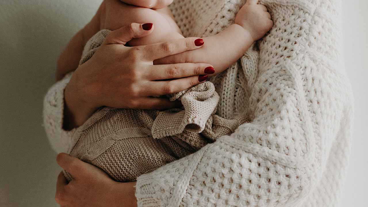 Depressione post-partum e VIP: le storie famose per sconfiggere il silenzio