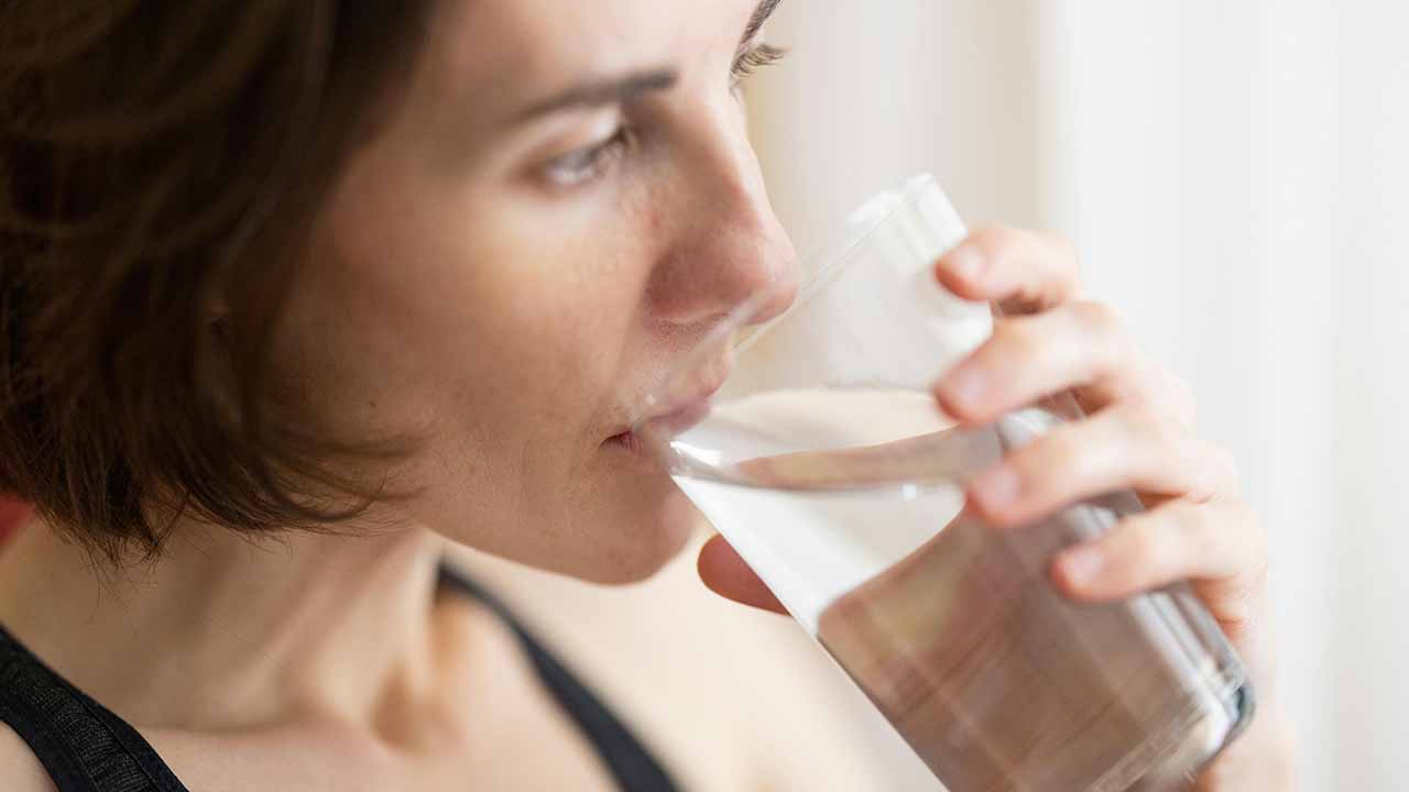 Dieta contro la ritenzione idrica: i cibi drenanti da portare in tavola per sgonfiare le gambe