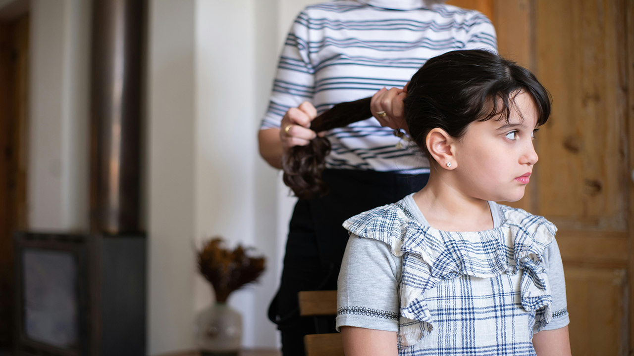 Tagliare i capelli li fa crescere più forti e veloci? Il debunking di un classico mito