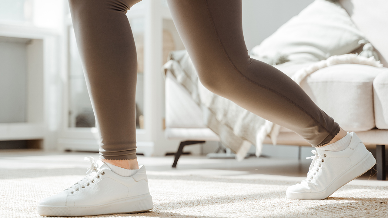 Gambe pesanti e gonfie con i primi caldi, 5 rimedi naturali per riattivare la circolazione