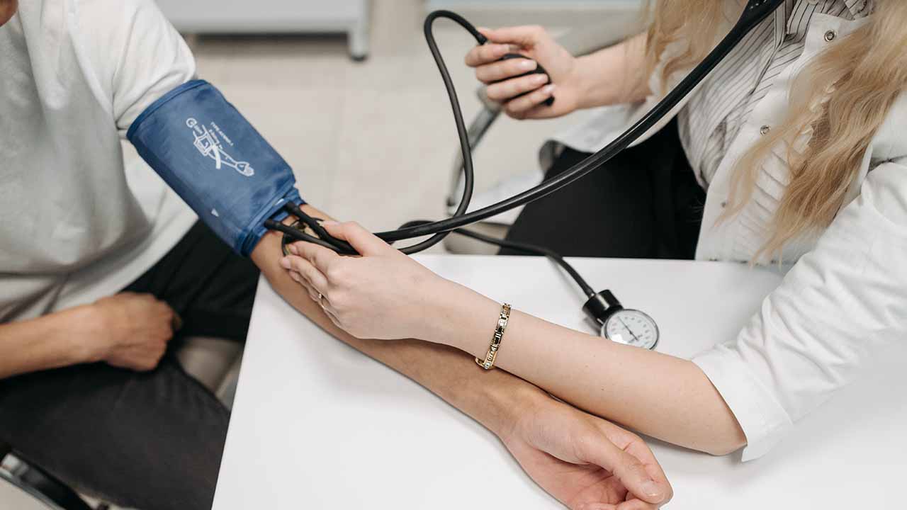 Ipertensione mascherata, cos’è e perché i valori della pressione sballano lontano dal medico