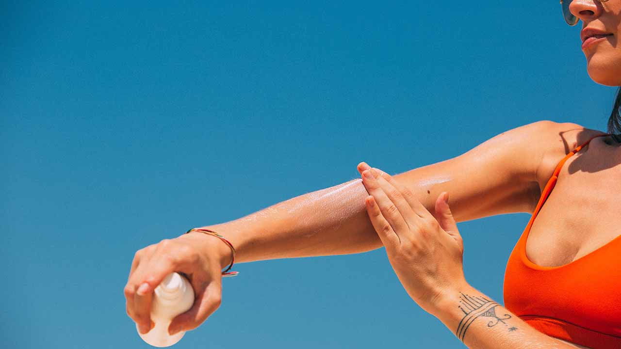 Crema solare scaduta dall’anno scorso: protegge ancora o è pericolosa per la pelle?