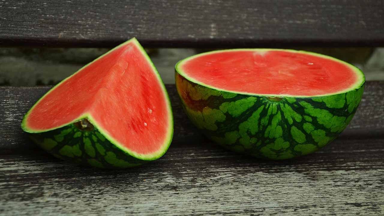 Anguria e dieta: fa ingrassare o aiuta a dimagrire? Tutta la verità