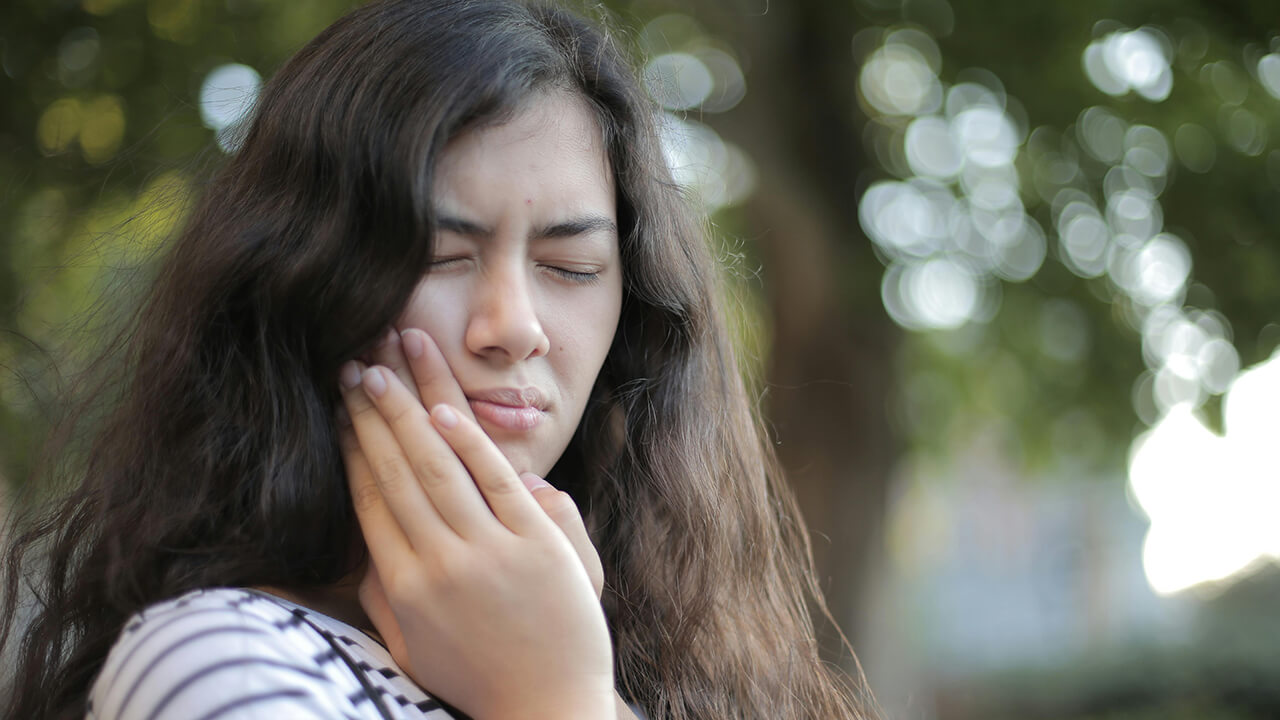Mal di denti in vacanza: come gestire un ascesso o un dente rotto lontano da casa