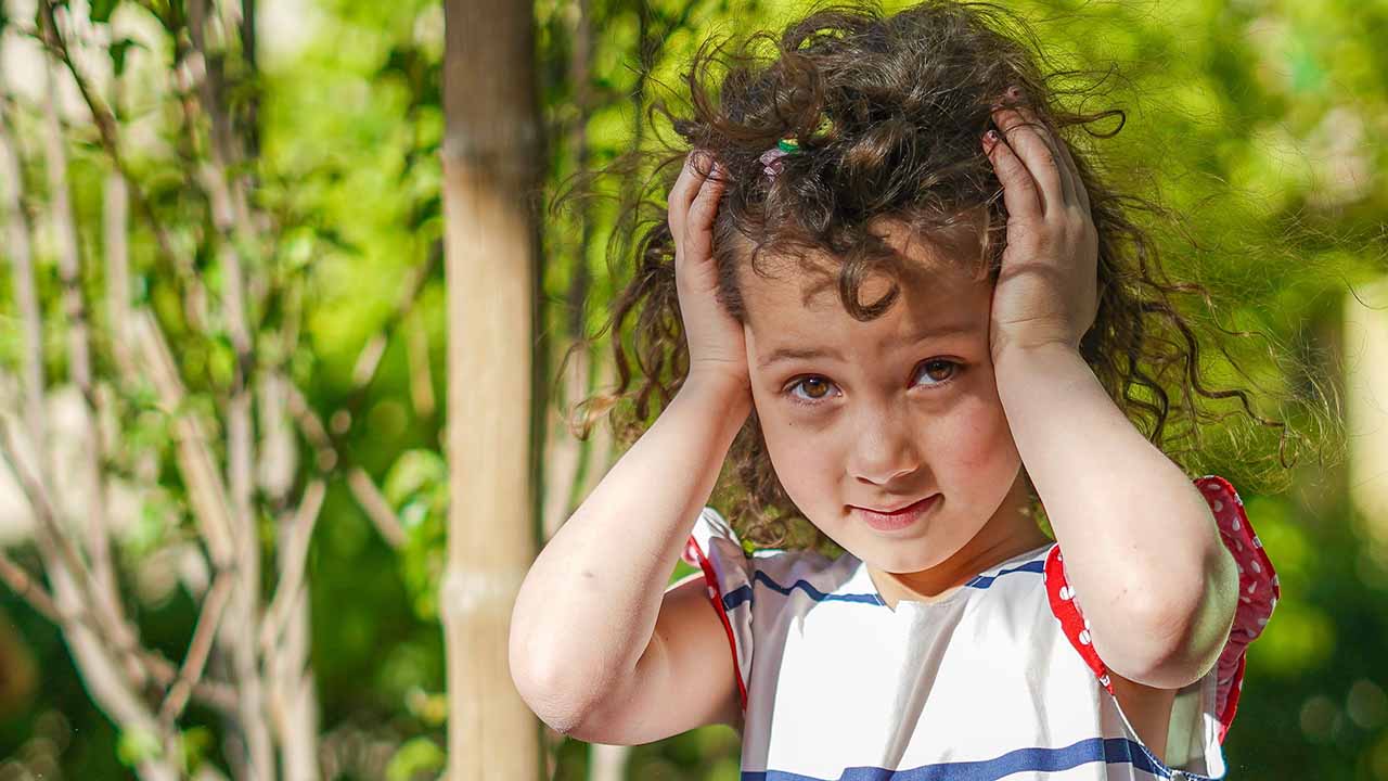 Pediculosi nei bambini: come prevenire i pidocchi a scuola ed eliminare le lendini